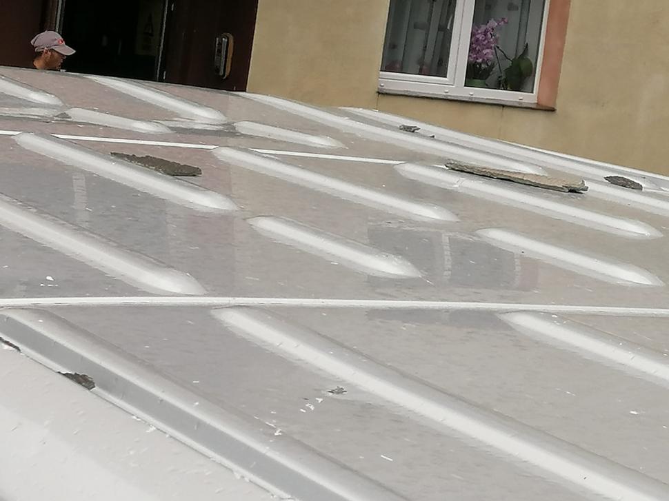 Imagini după furtuna puternică din judeţul Suceava. Vijelia a smuls acoperişurile şi a distrus mai multe maşini 722564