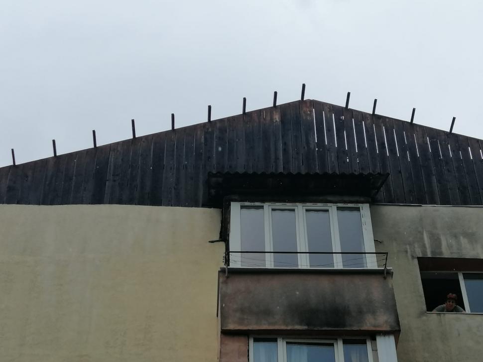 Imagini după furtuna puternică din judeţul Suceava. Vijelia a smuls acoperişurile şi a distrus mai multe maşini 722565