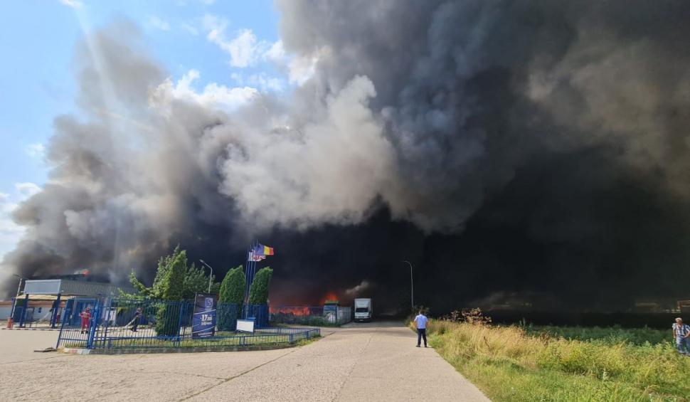 Incendiu devastator la un depozit de materiale plastice din Alba Iulia