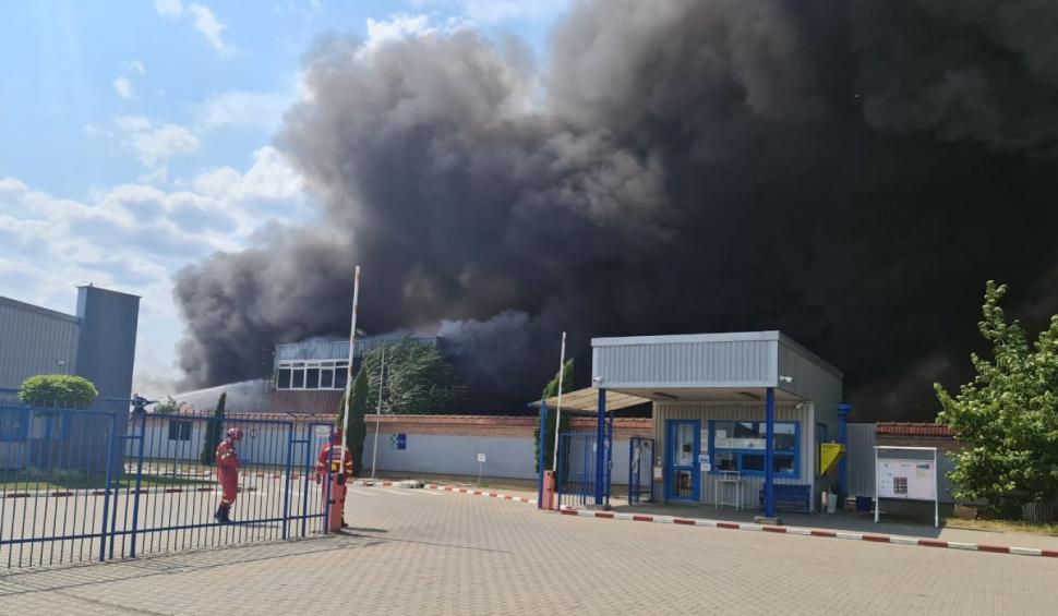 Incendiu devastator la un depozit de materiale plastice din Alba Iulia 722506