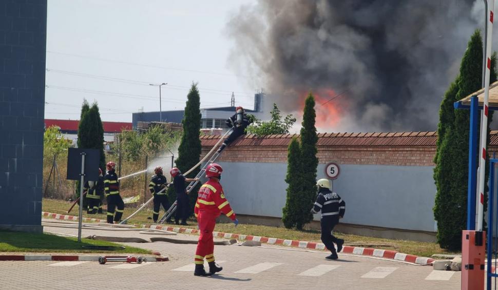 Incendiu devastator la un depozit de materiale plastice din Alba Iulia 722508