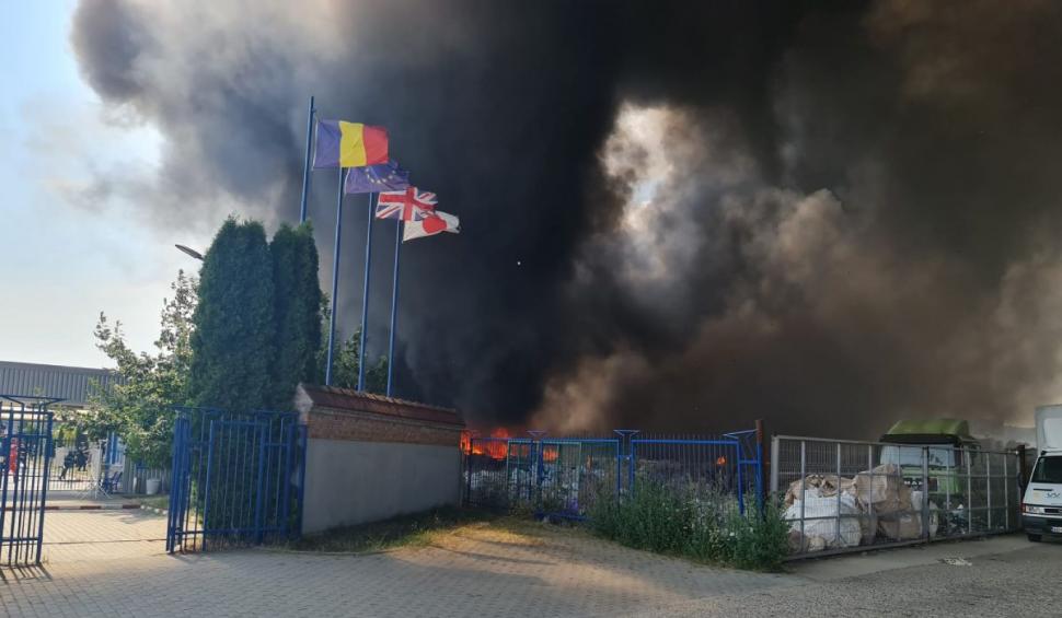 Incendiu devastator la un depozit de materiale plastice din Alba Iulia 722509