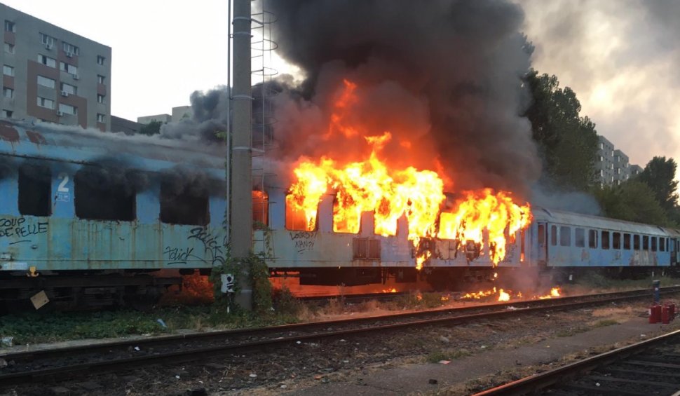 Incendiu în București, lângă stadionul echipei Rapid. Un vagon a luat foc în zona de triaj a Gării Basarab