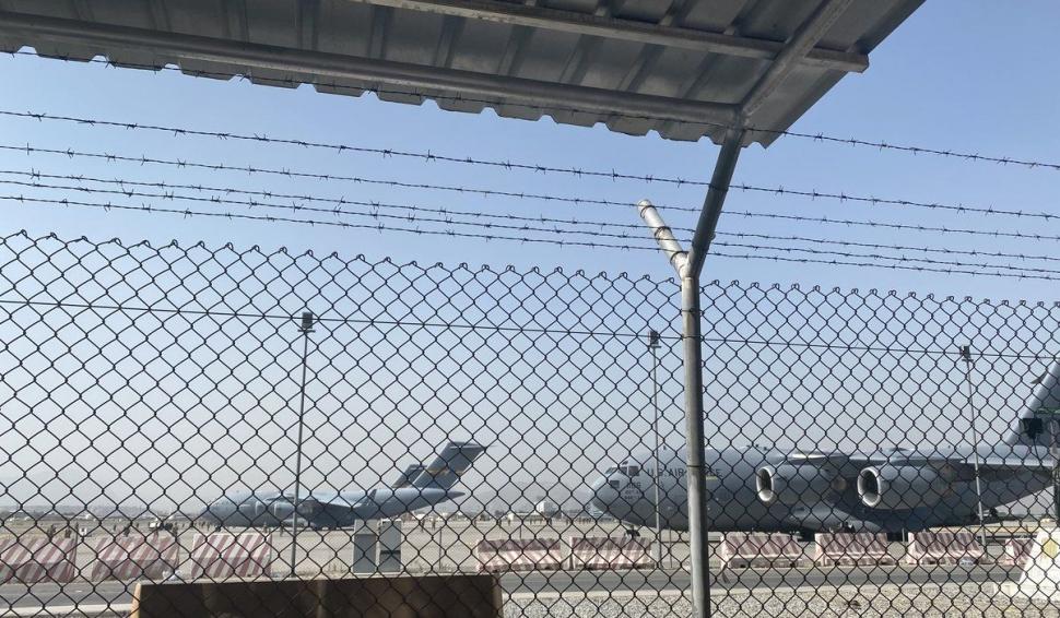 Talibanii decid cine intră pe aeroportul internațional din Kabul. Vești proaste pentru cei care sperau că trupele SUA se duc să-i scoată din țară