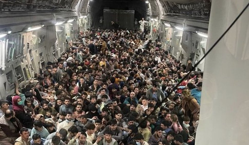 Noi imagini ale dramei din Afganistan: sute de oameni înghesuiți într-un avion militar care a decolat de pe aeroportul din Kabul