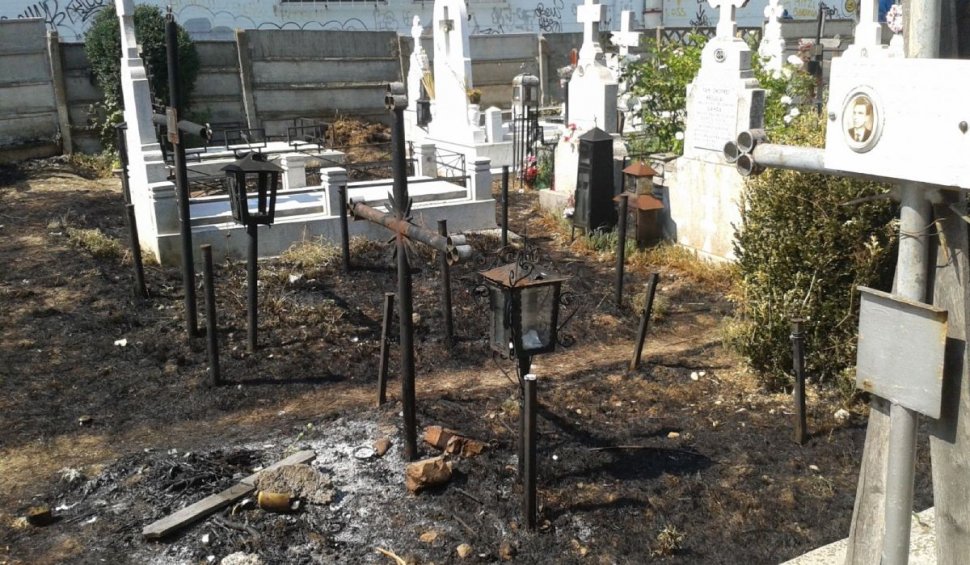 Un preot din Dolj a dat foc mormintelor unor copii, în cimitirul din Livezi, pentru a se răzbuna