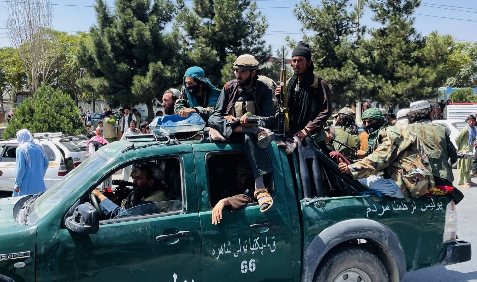 Talibanii au anunțat o decizie crucială care-i vizează pe afganii ce au lucrat pentru guvern. Ambasadorul SUA rămâne la Kabul, guvernatorul băncii centrale fuge