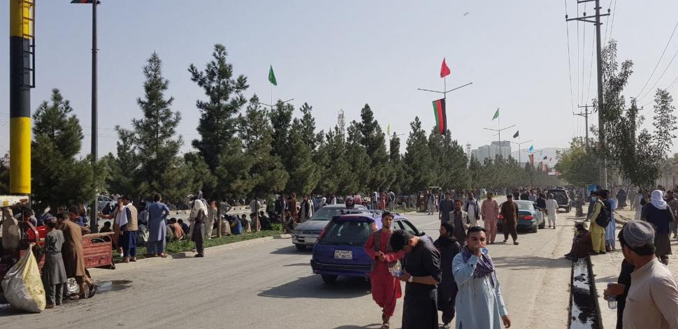 Talibanii au anunțat o decizie crucială care-i vizează pe afganii ce au lucrat pentru guvern. Ambasadorul SUA rămâne la Kabul, guvernatorul băncii centrale fuge 722446