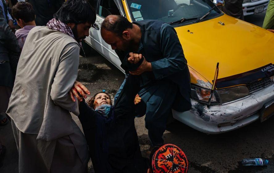 Cum s-au schimbat talibanii: civili bătuți la sânge, cu furtunul, la aeroportul din Kabul. O femeie și un copil, lăsați inconștienți de "corecția" islamiștilor  722673