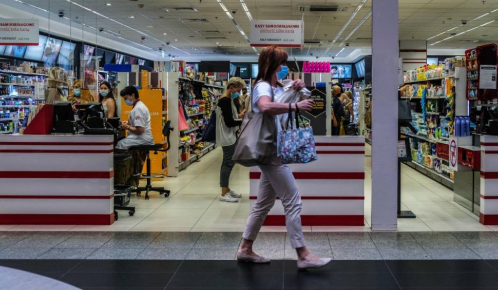 Nouă români arestați, după ce au furat mai multe produse din mall-urile din Spania