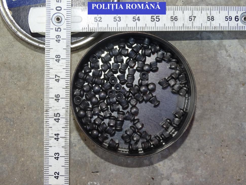 Asasinat plănuit pe Facebook. Bărbatul din Argeș, care amenința cu pistolul, a fost lăsat liber 722833