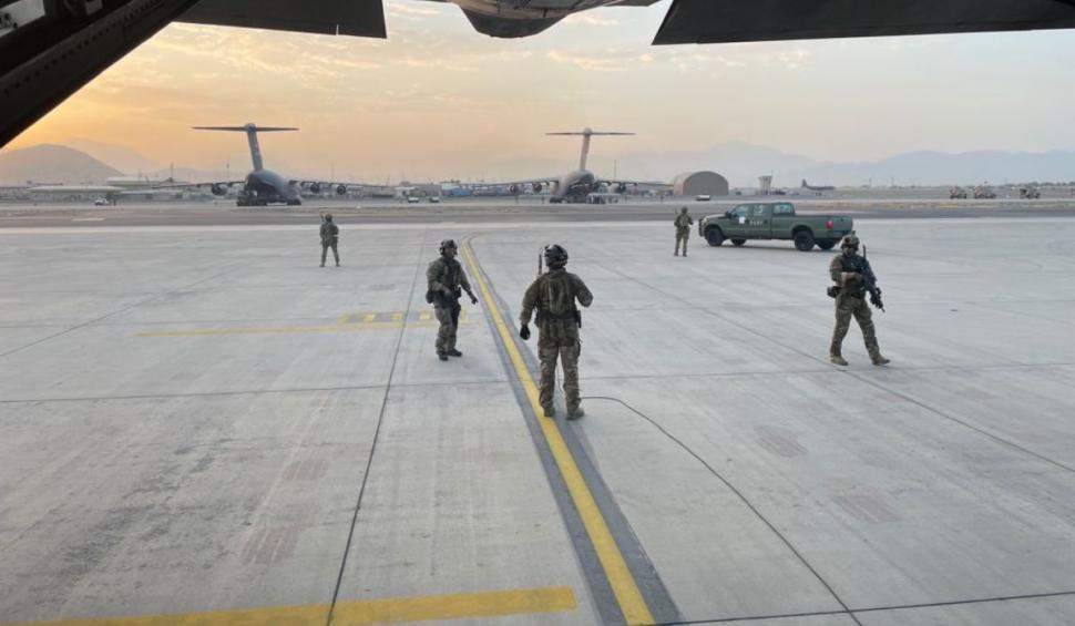 Cetățenii români din Afganistan nu au putut ajunge la aeroport pentru a fi aduși în țară. Un singur român a urcat în avionul Forțelor Aeriene Române 722779