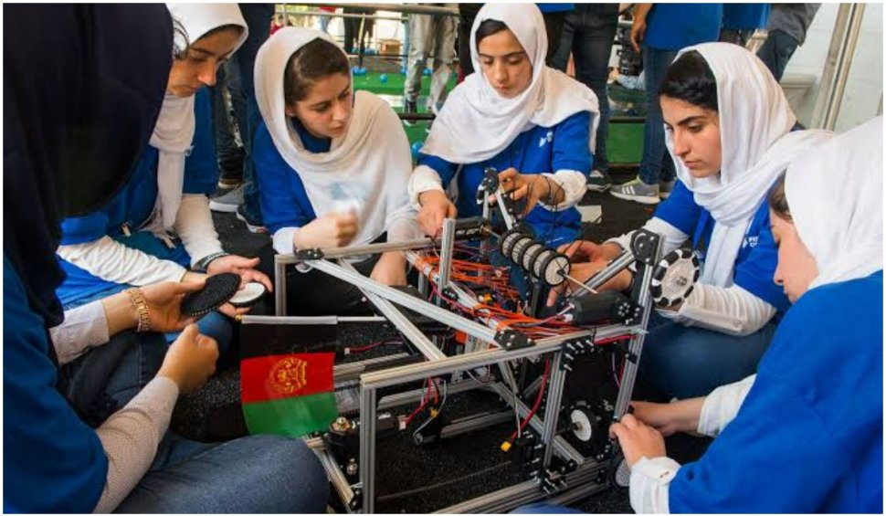 Câteva dintre fetele din echipa de robotică a Afganistanului au reușit să ajungă în Qatar