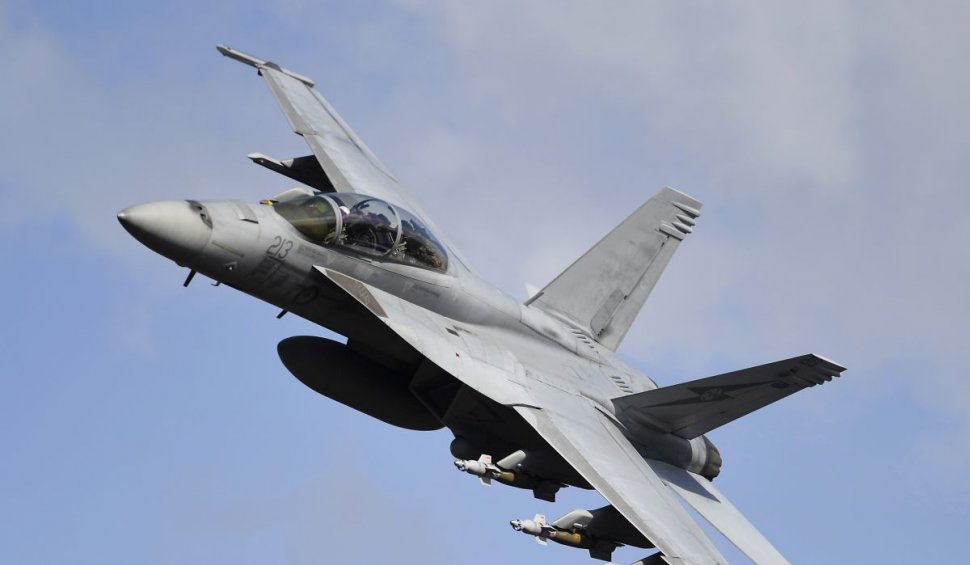 SUA au trimis avioane F-18 să survoleze capitala afgană