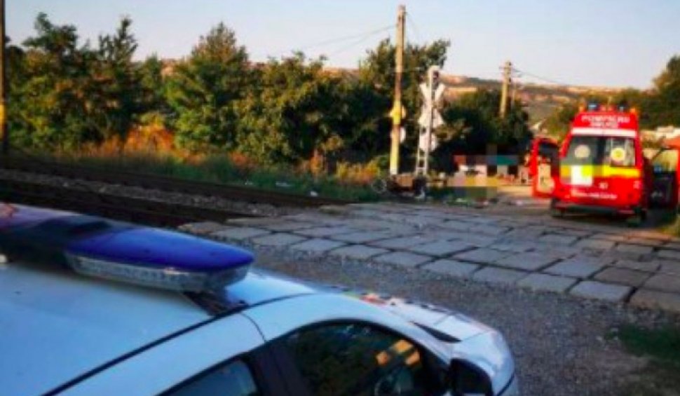 Bărbat și femeie pe motocicletă, loviți de tren în Călinești, Vrancea. Unul dintre ei a murit pe loc