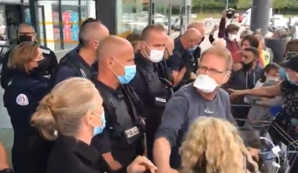 Francezii nevaccinați protestează în fața magazinelor care nu permit intrarea celor fără certificat verde. „Ne este foame, lasă-ne să intrăm”