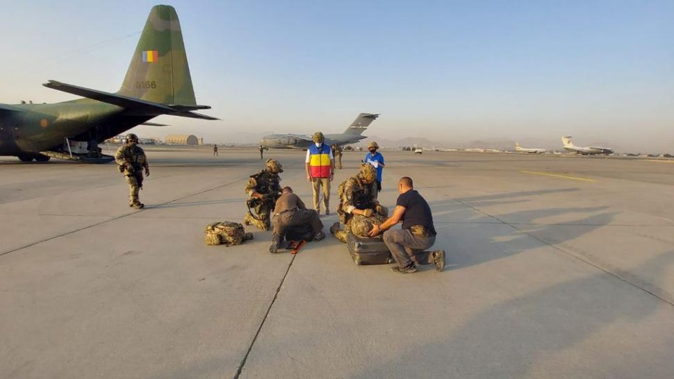Ministerul Apărării a evacuat încă un român din Afganistan. Primele imagini de la operaţiune 722919