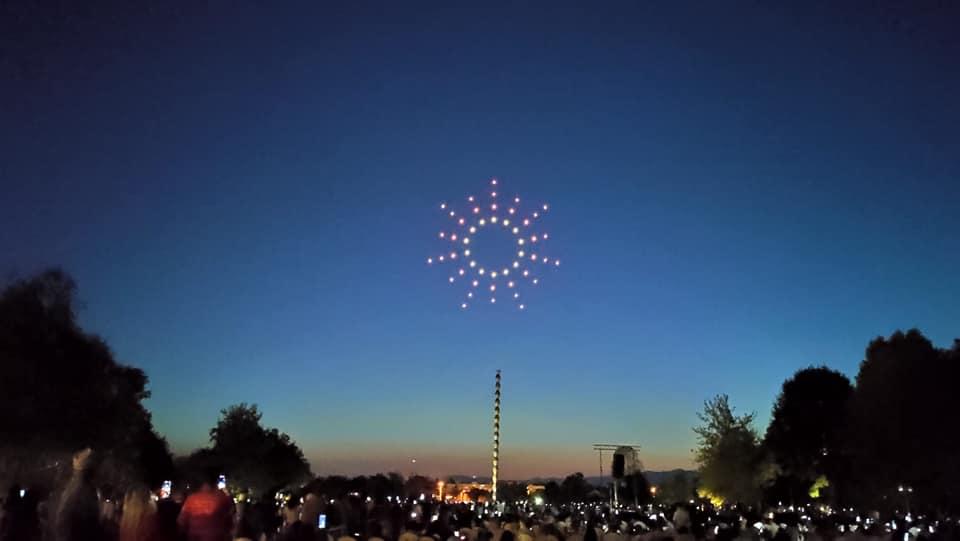 Spectacol de lumini, unic în România, în premieră la Coloana Infinitului a lui Brâncuși. S-au folosit 50 de drone 723062