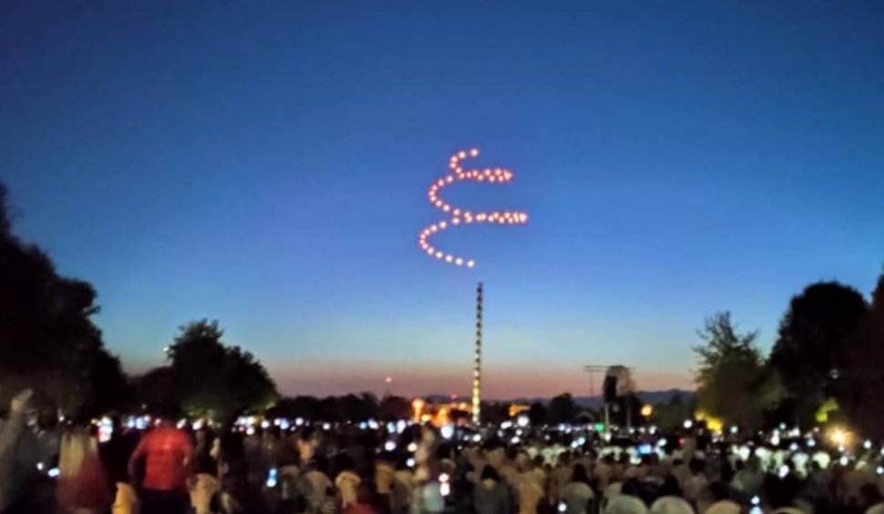 Spectacol de lumini, unic în România, în premieră la Coloana Infinitului a lui Brâncuși. S-au folosit 50 de drone