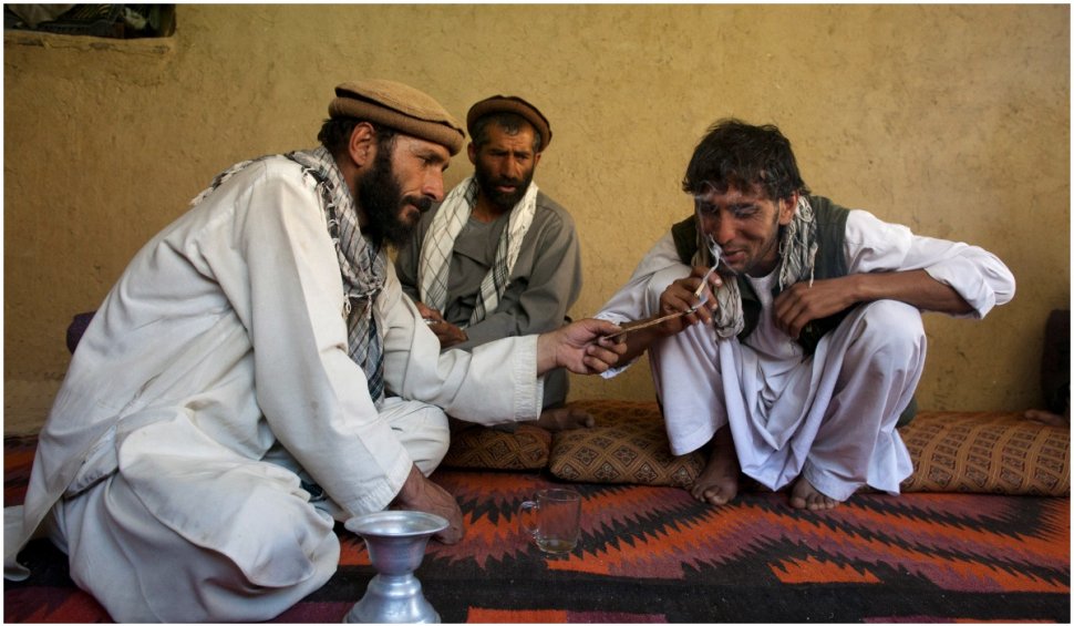 Talibanii susțin că vor renunța la producția de narcotice. Experții spun că nu e așa de simplu