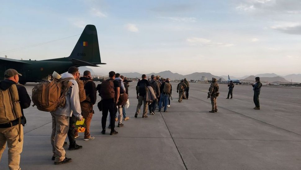 Aeronava cu cei 14 români blocaţi în Afganistan va ajunge astăzi în ţară. Radu Tudor: "A fost cea mai riscantă operaţiune în care a fost implicată Armata Română, în sprijinul civililor"