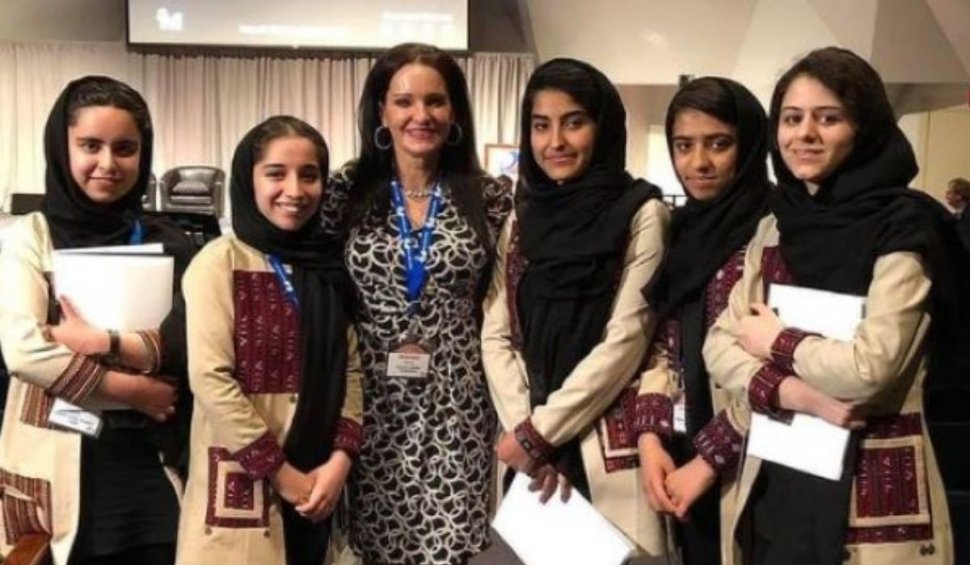 O mamă cu 11 copii din SUA a salvat zece fete din echipa naţională de robotică a Afganistantului