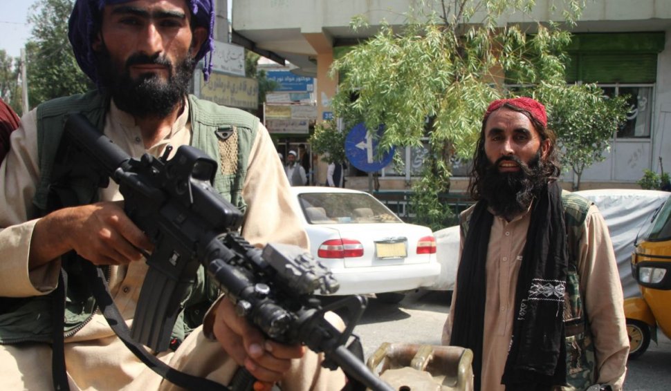 Cad măștile la Kabul, iar talibanii s-au schimbat, într-adevăr
