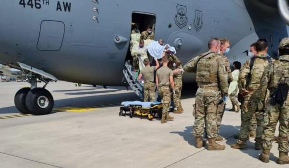 O femeie a născut în avionul care o evacua din Afganistan. Și-a adus fetița pe lume în libertate 723217