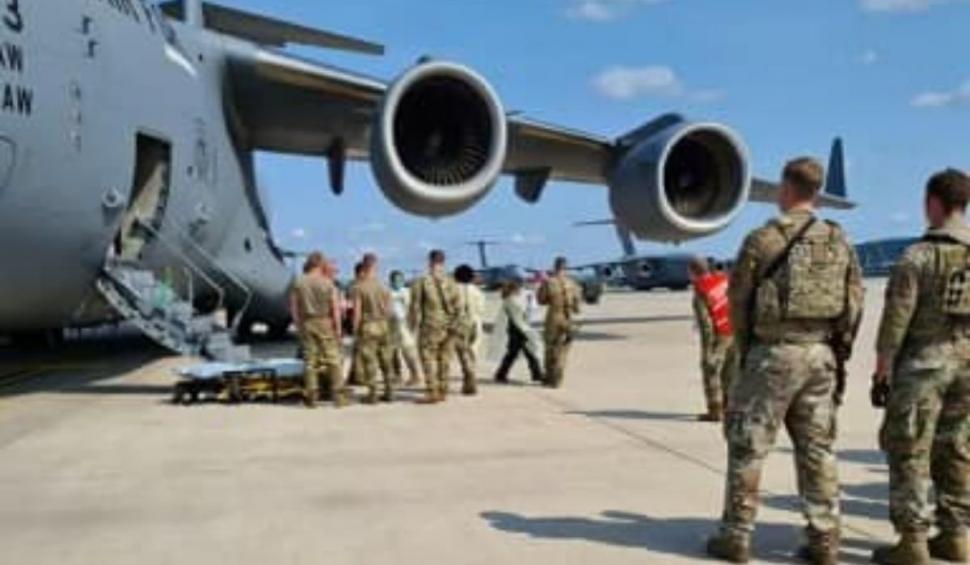 O femeie a născut în avionul care o evacua din Afganistan. Și-a adus fetița pe lume în libertate 723219