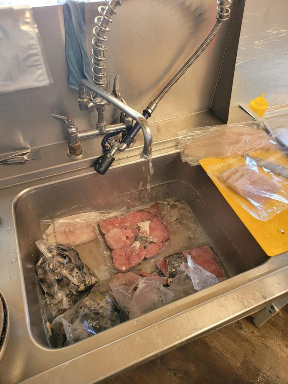 Alimente expirate de șapte ani la un hotel din Delta Dunării  723364