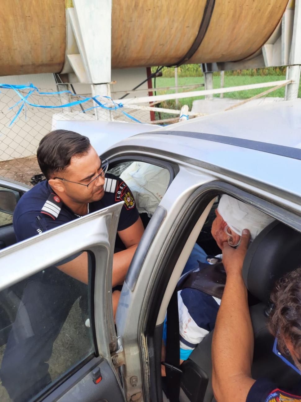 Patru pompieri, eroii unui bătrân implicat într-un accident. Și-au rupt din timpul liber pentru a-l salva 723350