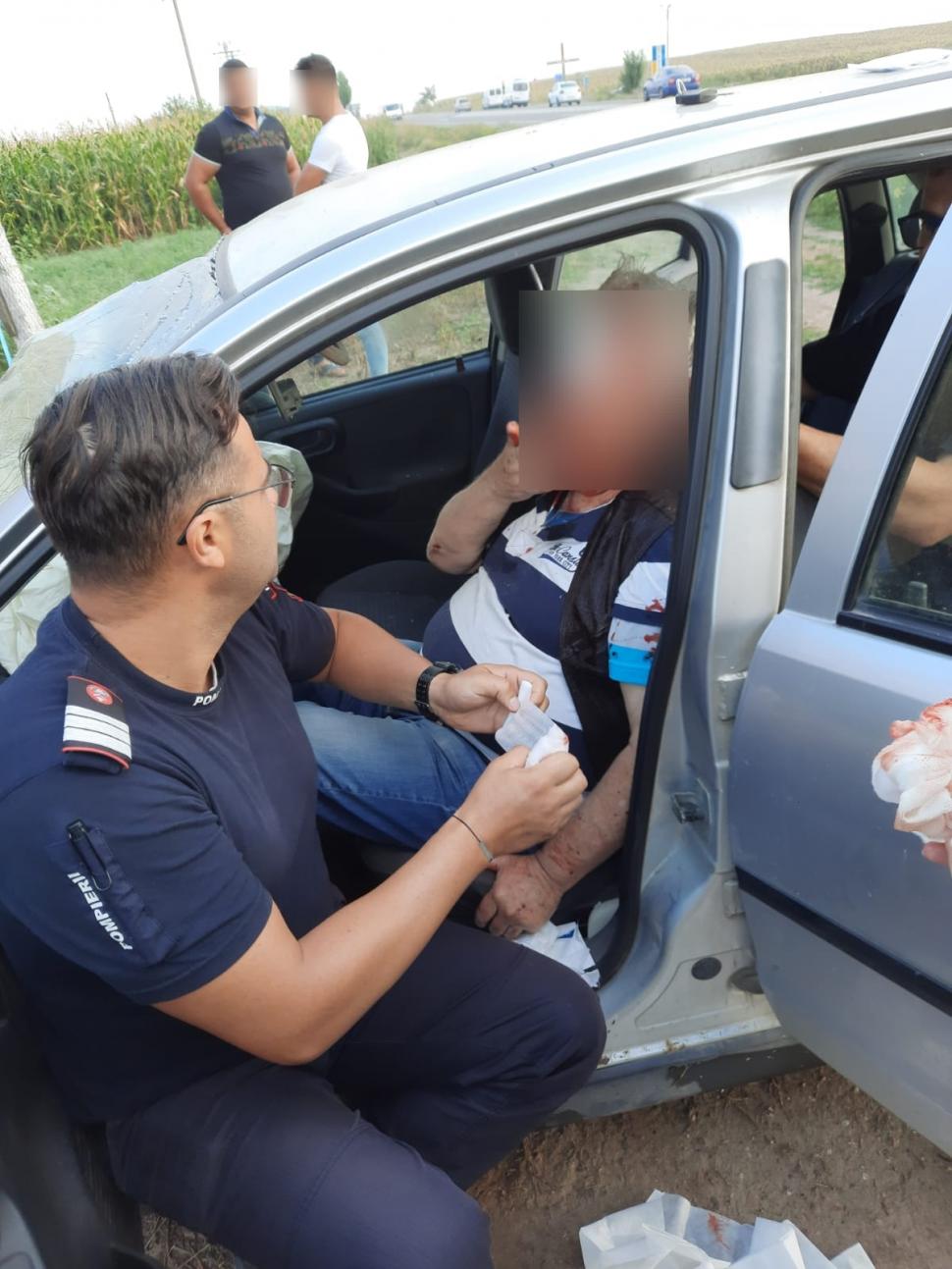 Patru pompieri, eroii unui bătrân implicat într-un accident. Și-au rupt din timpul liber pentru a-l salva 723351