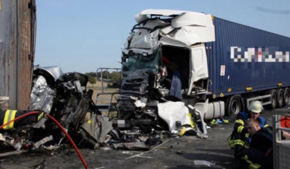 Un român trebuie să răspundă pentru omucidere după un tragic accident în care două TIR-uri au strivit un microbuz, în Germania