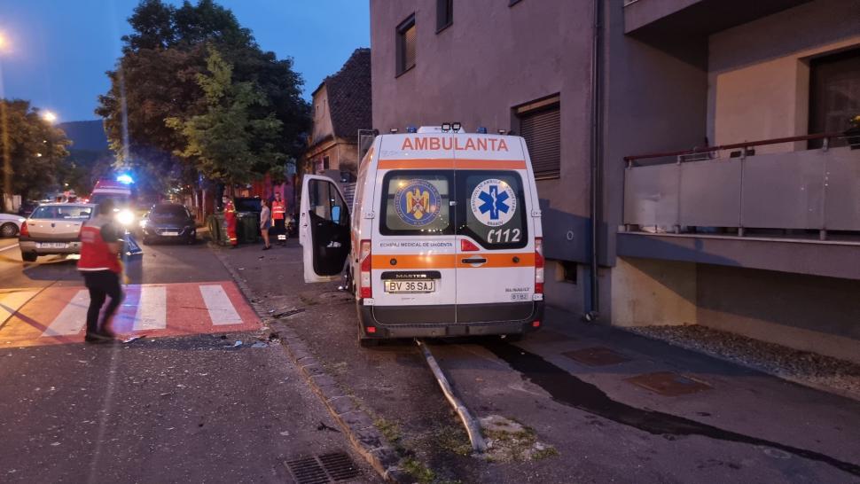 5 persoane rănite după ce o ambulanţă şi un autoturism s-au lovit violent pe o stradă din Braşov 723635