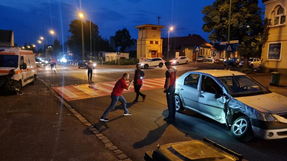 5 persoane rănite după ce o ambulanţă şi un autoturism s-au lovit violent pe o stradă din Braşov 723638