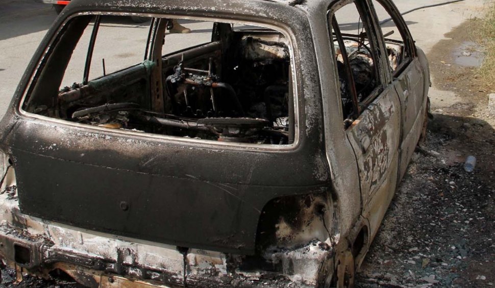 Bărbat ars pe 30% din suprafaţa corpului după ce și-a incendiat accidental mașina, în Botoșani