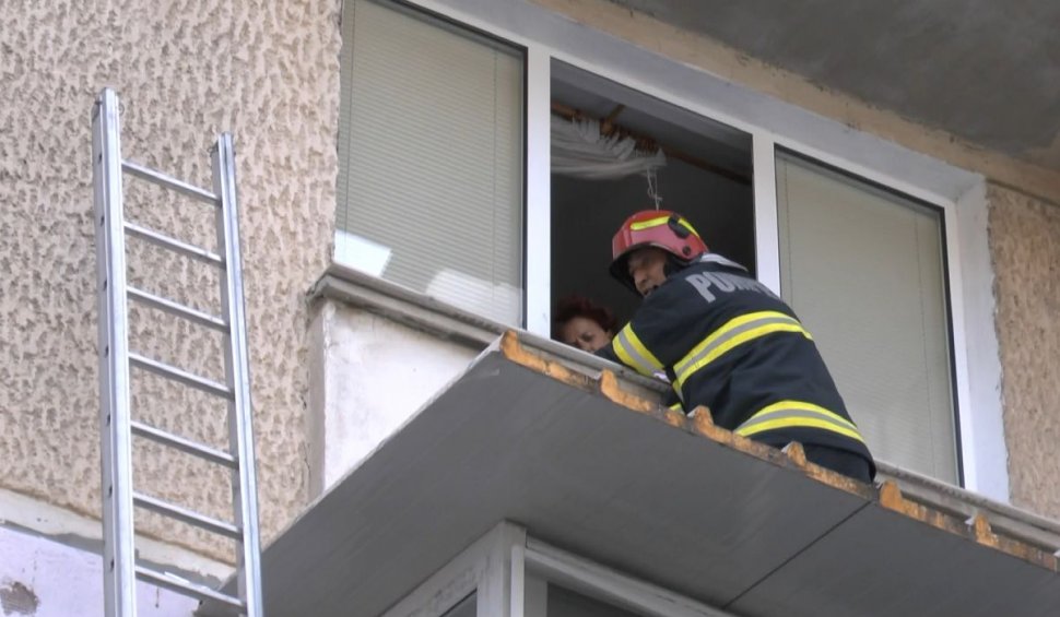 O bătrână din Piatra Neamţ i-a interzis unui pompier să îi intre în casă, pe geam, după ce a salvat-o când a rămas blocată în timp ce ştergea geamurile