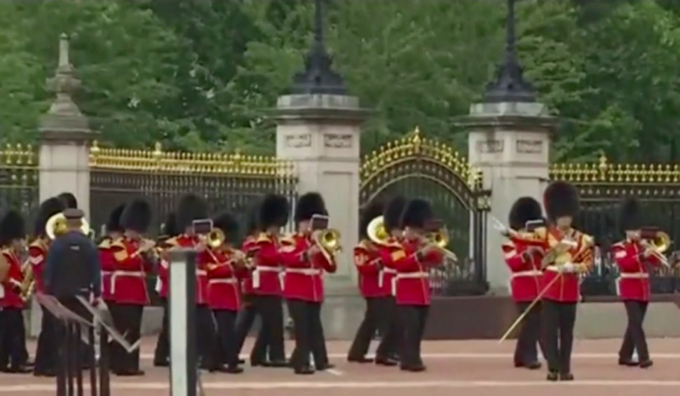 Ceremonia de schimbare a gărzilor regale a fost reluată la Palatul Buckingham, după o pauză de 17 luni