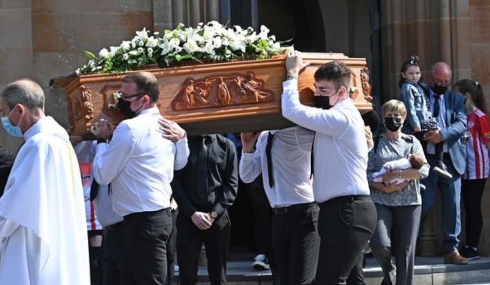 Fetiță nou-născută purtată în spatele sicriului la înmormântarea mamei nevaccinate pe care nu a întâlnit-o niciodată 723613