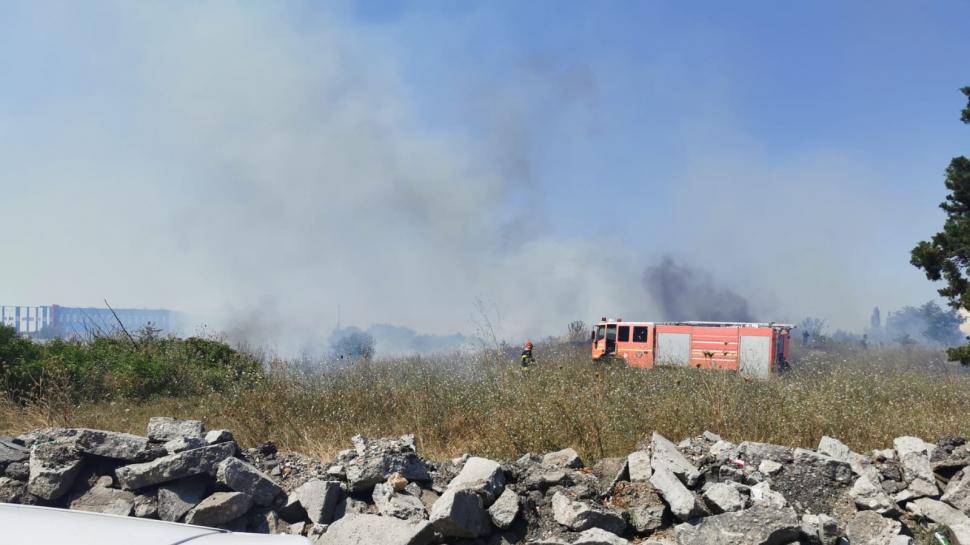 Incendiu de vegetaţie în Popeşti-Leordeni, aproape de Centura Capitalei