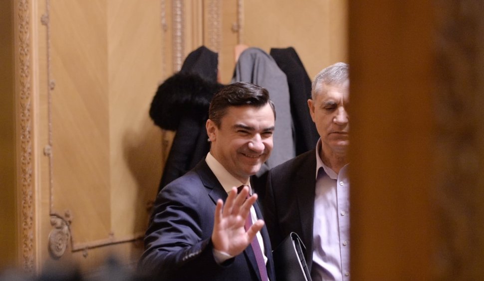 Primarul Mihai Chirica dă dedicații pe manele, la concertul lui Adi Minune de la Iași