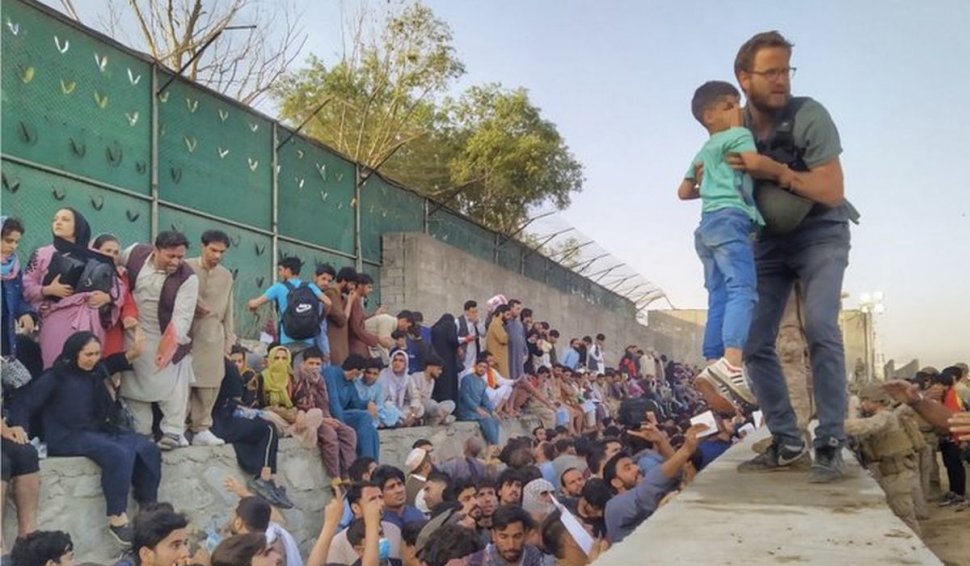 Moment dramatic la Kabul. Un diplomat italian ajută un copil să treacă de zidul de securitate