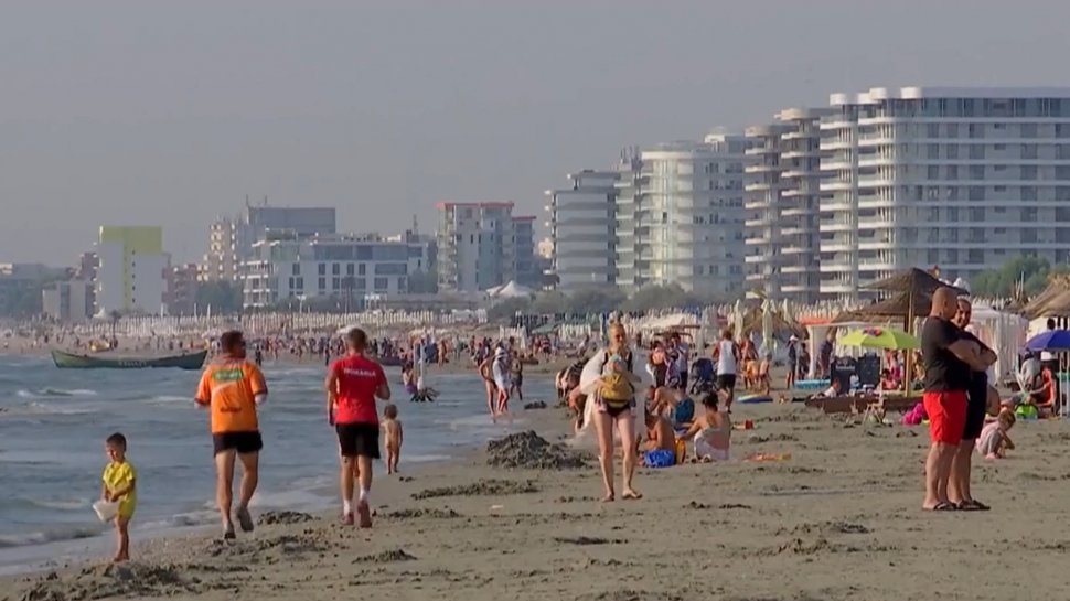Turiştii au luat cu asalt litoralul la final de sezon. Cât costă acum trei nopţi la Mamaia