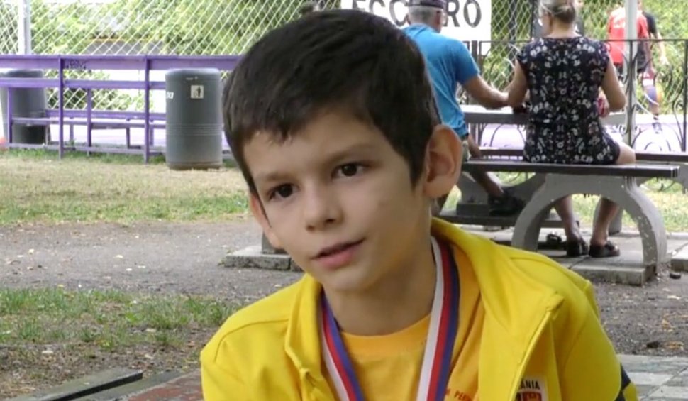 Vladimir, copilul de 8 ani din Brașov, campion la șah. A obținut două medalii de aur