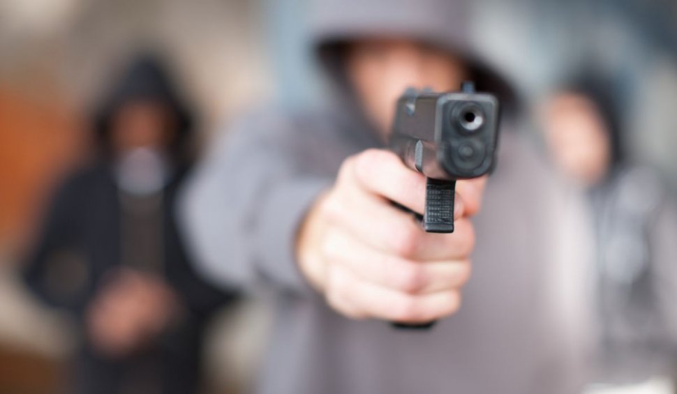 Un bărbat cu un pistol în mână a ameninţat trecătorii pe stradă, la Constanţa