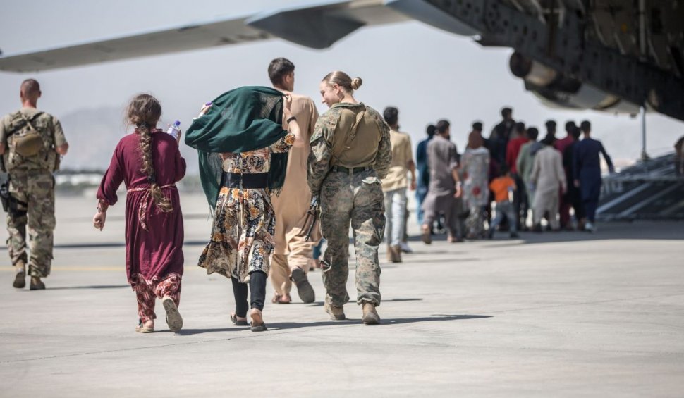 Militarii americani au început să plece din Kabul. Joe Biden: "Până acum, talibanii ne-au ajutat să ne scoatem oamenii de acolo"