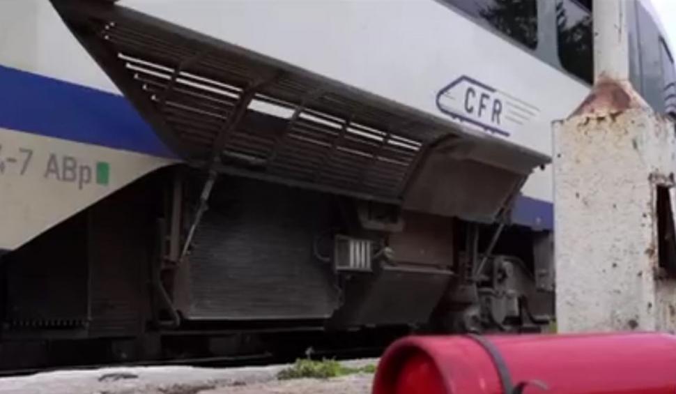 Un tren cu 110 pasageri a luat foc în gara Titu din Dâmbovița 723782