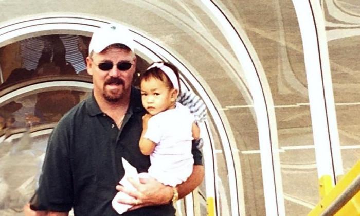 O copilă avea 14 luni când părinții au legat-o de bomba care a lăsat-o fără picioare. Tânăra participă acum la Olimpiadă 723803