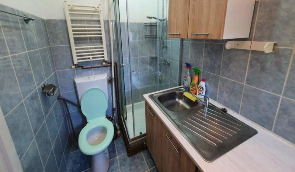 Ofertă surprinzătoare în București: Garsonieră ultracentrală de închiriat cu bucătăria în baie