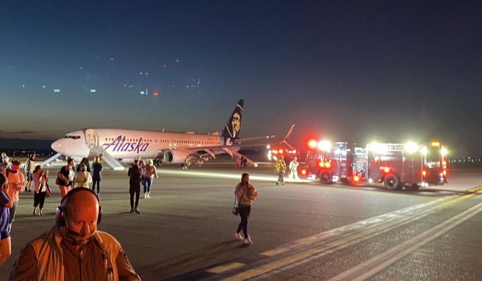 Pasagerii unei curse aeriene au fost evacuați pe toboganele de urgență după ce un telefon Samsung a luat foc în cabină, în SUA